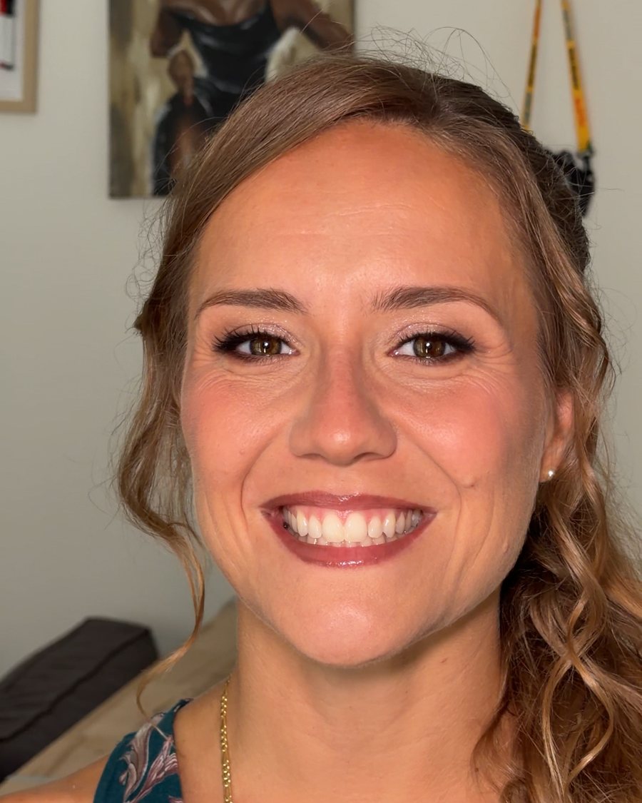 Makeup con base naturale e luminosa, occhi sfumati nei toni del bronzo e labbra bordeaux